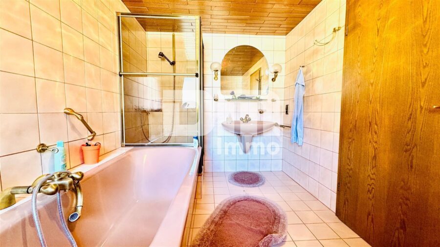 Großer Dreiseithof mit 2 bis 3 Wohneinheiten, 3 Nebengebäuden + großem Grundstück - OG Gebäudeteil 1 / Bad / Dusche / Wanne